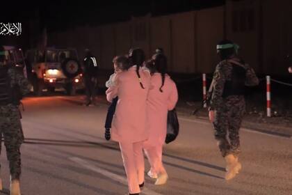 Las mellizas Cunio, ambas argentinas de tres años, fueron liberadas y trasladadas a las camionetas de la Cruz Roja junto a su madre.