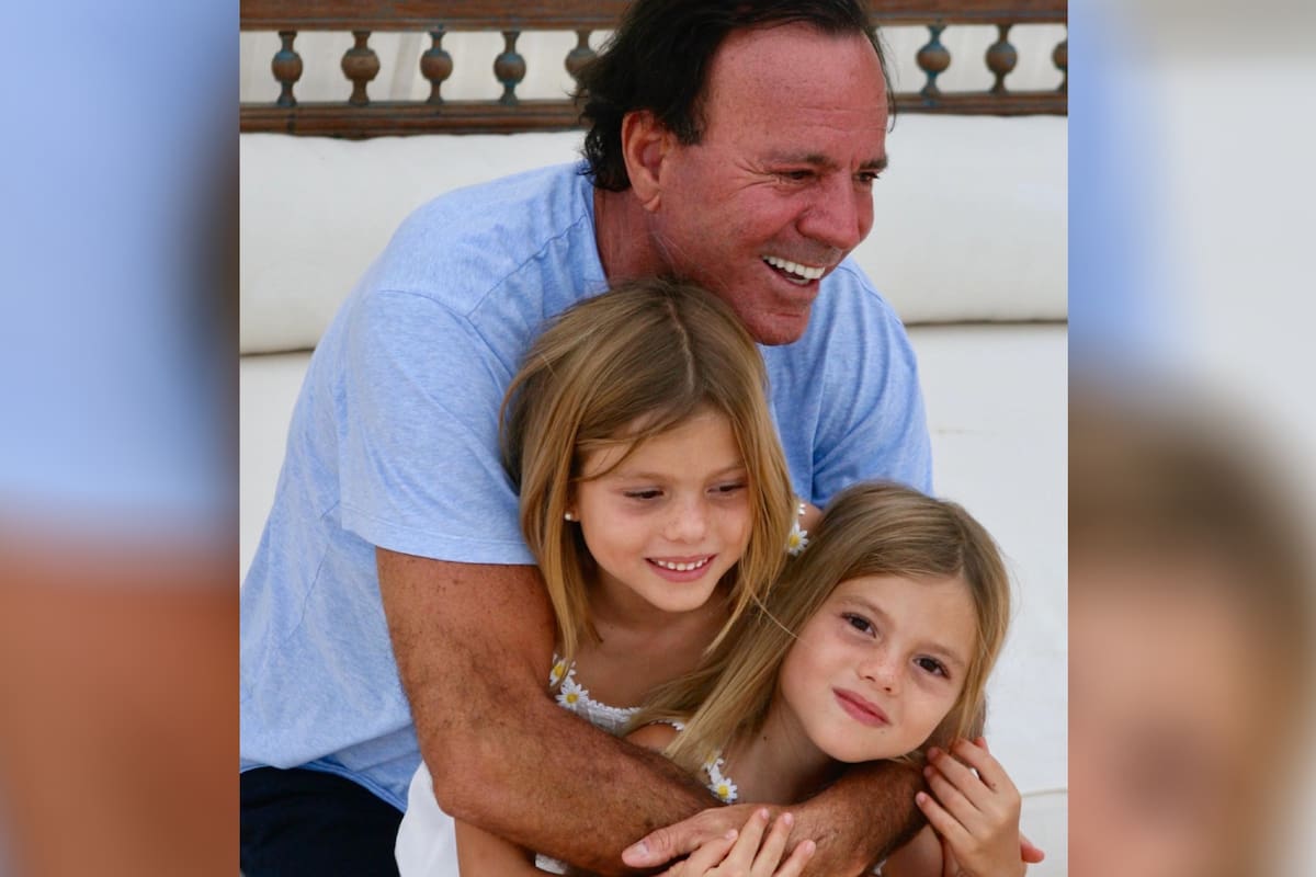 Las mellizas Victoria y Cristina son hijas de Julio Iglesias y Miranda Rijnsburger, y este año cumplieron 21 años