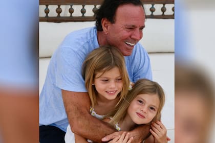 Las mellizas Victoria y Cristina son hijas de Julio Iglesias y Miranda Rijnsburger, y este año cumplieron 21 años