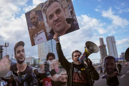 Las memorias de un exrehen de Gaza se centran en los que siguen en manos de Hamas