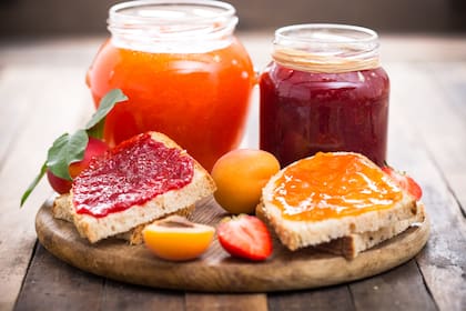 Las mermeladas caseras se pueden conservar en frascos de vidrio reutilizados y esterilizados.