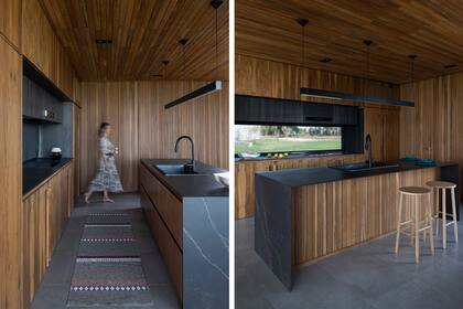 Las mesadas de la isla y de la cocina son de Dekton ‘Keyla’. Tapete y banquetas (Monoccino). Artefacto lineal hecho a medida (Serlux). Piso de porcelanato símil terrazo (Rozen).