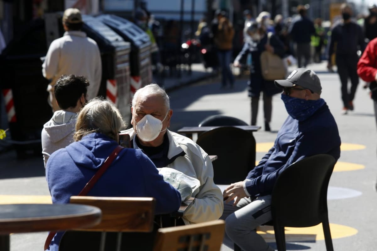 Las mesas a la calle con demarcaciones para la distancia social en la zona de Cabildo y Juramento, en el barrio de Belgrano