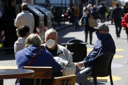 Las mesas a la calle con demarcaciones para la distancia social en la zona de Cabildo y Juramento, en el barrio de Belgrano