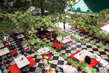 Las mesas al aire libre del restaurante del Museo Evita son muy codiciadas a cualquier hora
