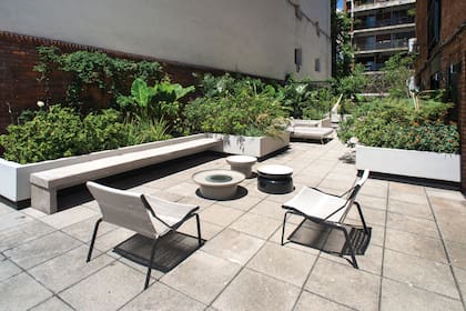 Las mesas circulares de distintos diámetros son del modelo Pluvial, de aluminio, aptas para exterior.
