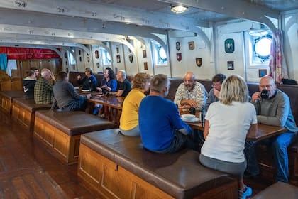 Las mesas comunitarias del barco.