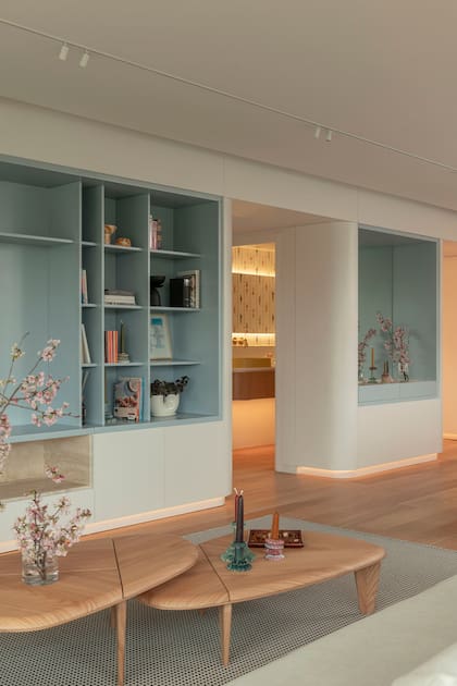 Las mesas curvas (Walmer) cumplen con la premisa de muebles "baby friendly" que la dupla propuso.