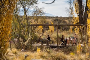 Las mesas de El Paisano junto al cauce del Arroyo Grande, que atraviesa la finca, a media hora de Tunuyán.