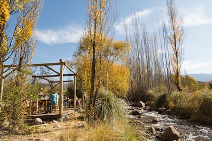 Las mesas de El Paisano junto al cauce del Arroyo Grande, que atraviesa la finca, a media hora de Tunuyán.