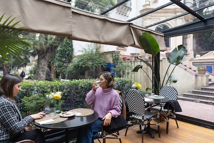 Las mesas de la terraza en contacto con el jardín son las más solicitadas.