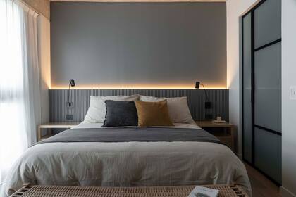 Las mesas de luz de kiri son de Paprika y la ropa de cama de Philomena. Lámparas de pared (Huup). A los pies de la cama, una banqueta de petiribi y soga (Suma Sabia).