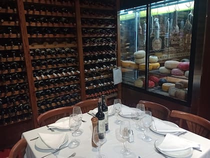 Las mesas junto a la cava de vinos, quesos y embutidos