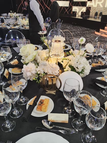 Las mesas, listas para recibir a los invitados
