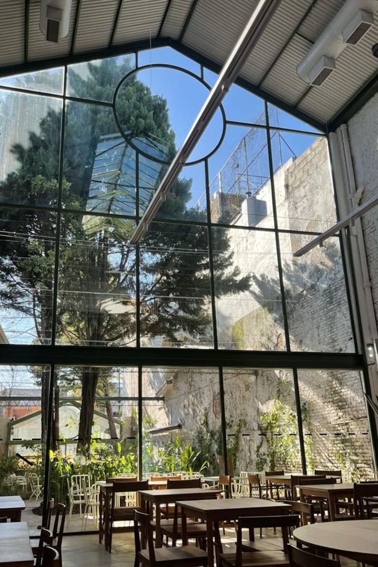 Las mesas se adivinan entre las plantas que empiezan a expandirse en follajes y aromas, a cuatro meses de la apertura en una emblemática propiedad de Palermo.