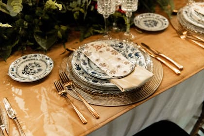 Las mesas se decoraron con la colección de porcelanas Danubio Azul de SCHMIDT, copas de Cristal de A’rques modelo Paris, y sobre cada plato, un menú diseñado por Javier.