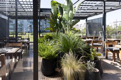 Las mesas sobre la vereda del complejo Vila Center, donde convive con otras propuestas gastronómicas.
