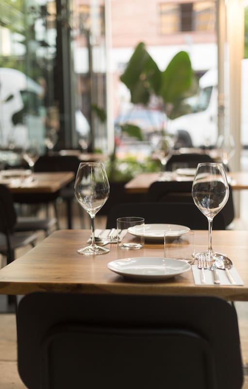 Las mesas vacías alarman al sector gastronómico.