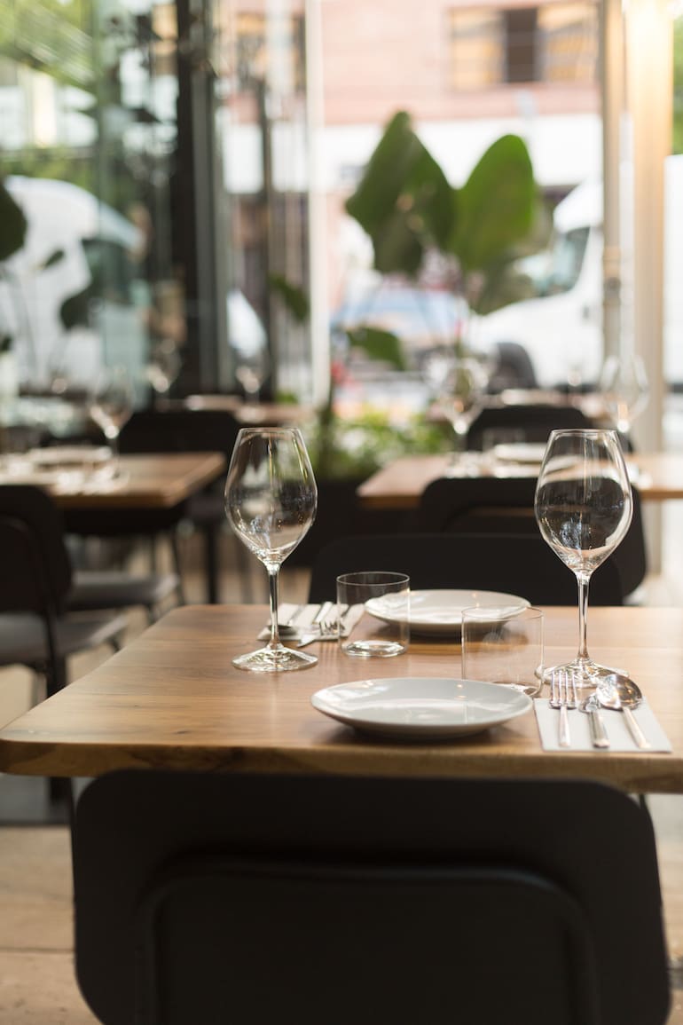 Las mesas vacías alarman al sector gastronómico.