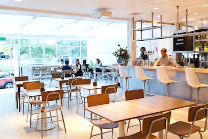 Las mesitas cuadradas tienen secciones extensibles que las hacen rectangulares, para generar distintas configuraciones