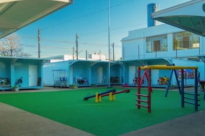 Las "microcasas", construidas en torno a un parque recreacional, tienen un ambiente comunitario, pero sólo son una solución temporal, dicen los críticos.