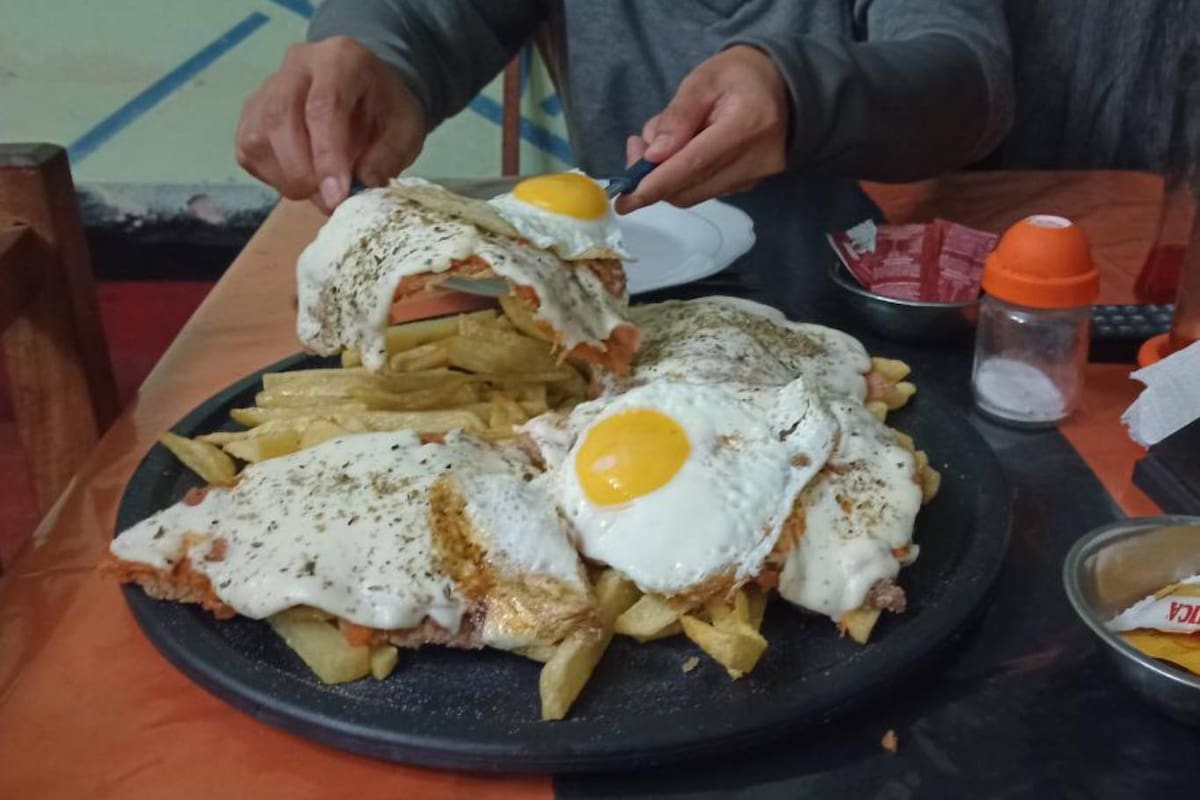 Las milanesas a la napolitana que compartió en Twitter un turista que visitó Jujuy con un elogio al restaurante