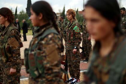 Las milicias lideradas por los kurdos tienen rodeado el último reducto del grupo extremista donde resisten unos 600 combatientes