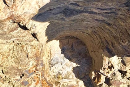 Las minas de Paramillos es un asentamiento que se encuentra a más de 2.600 metros de altura, ubicado a 24 km de Uspallata, provincia de Mendoza.