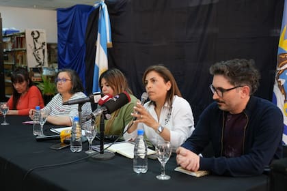 Las ministras de Salud y Ambiente, Analía Costantini, de Desarrollo Social, Luisa Cárdenas, de Educación, Iris Rasguido y el subsecretario de Niñez de Santa Cruz, Luciano Achetoni durante conferncia de prensa en Caleta Olivia.