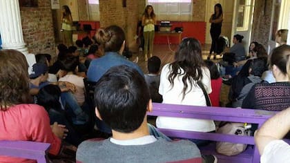 Una ONG llamada "Las Mirabal" dicta talleres en colegios para ayudar a los adolescentes a reconocer los síntomas de un noviazgo violento