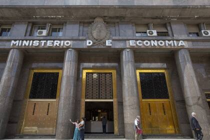 El Ministerio de Economía cubrió el 77% de los vencimientos de deuda en pesos que enfrenta en el mes