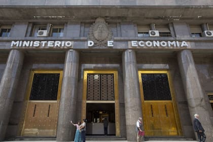 El Ministerio de Economía vuelve a recurrir a la maquinita para cubrir déficit