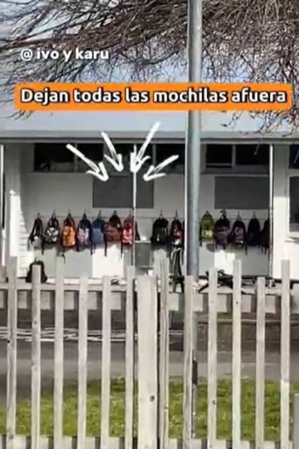 Las mochilas están todas afuera en la escuela de Nueva Zelanda que mostraron en redes los tiktokers Ivo y Karu