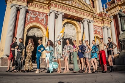 Las modelos posan frente a la iglesia de San Francisco, Salta.