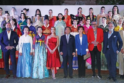 Las modelos y los diseñadores que participaron del desfile. En la fila de abajo, de izquierda a derecha: Gabriel Lage; Hyesoon Kim; Bowha Han; Fabiola Yañez; el embajador de Corea, Jang Myung-soo, y su mujer, Kim Jeong-hyun; Benito Fernández y Laurencio Adot.