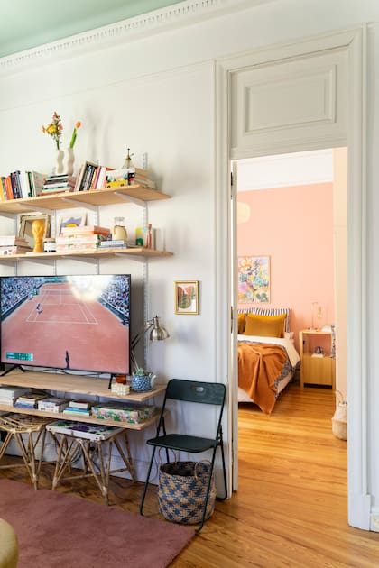 Las molduras de aberturas y techos y los pisos de madera le dan un aire antiguo al depto, que las hermanas supieron modernizar con detalles deco