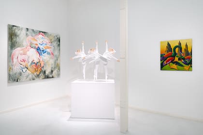 Las monas bailarinas de Edgardo Giménez flanqueadas por pinturas de Alejo Musich (izquierda) y Nicolás García Uriburu (derecha)