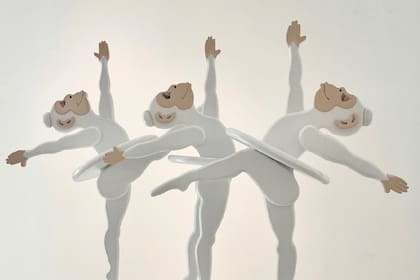 Las monas de Edgardo Giménez bailando "El lago de los cisnes" en la muestra de María Calcaterra