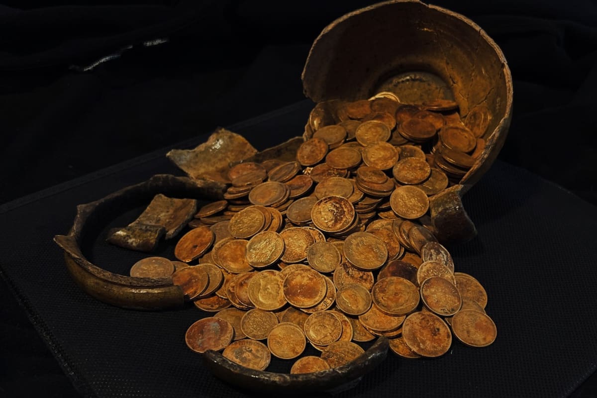 Las monedas estaban ocultas en una vasija de cerámica que se rompió al ser encontrada