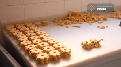 Las monjas cocinan comida tradicional española que más tarde venden para sostener el monasterio