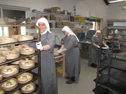 Las monjas de la Abadía Santa Escolástica en la cocina.