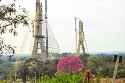 Las monumentales torres que sostienen el puente tienen una altura de 174 metros de alto