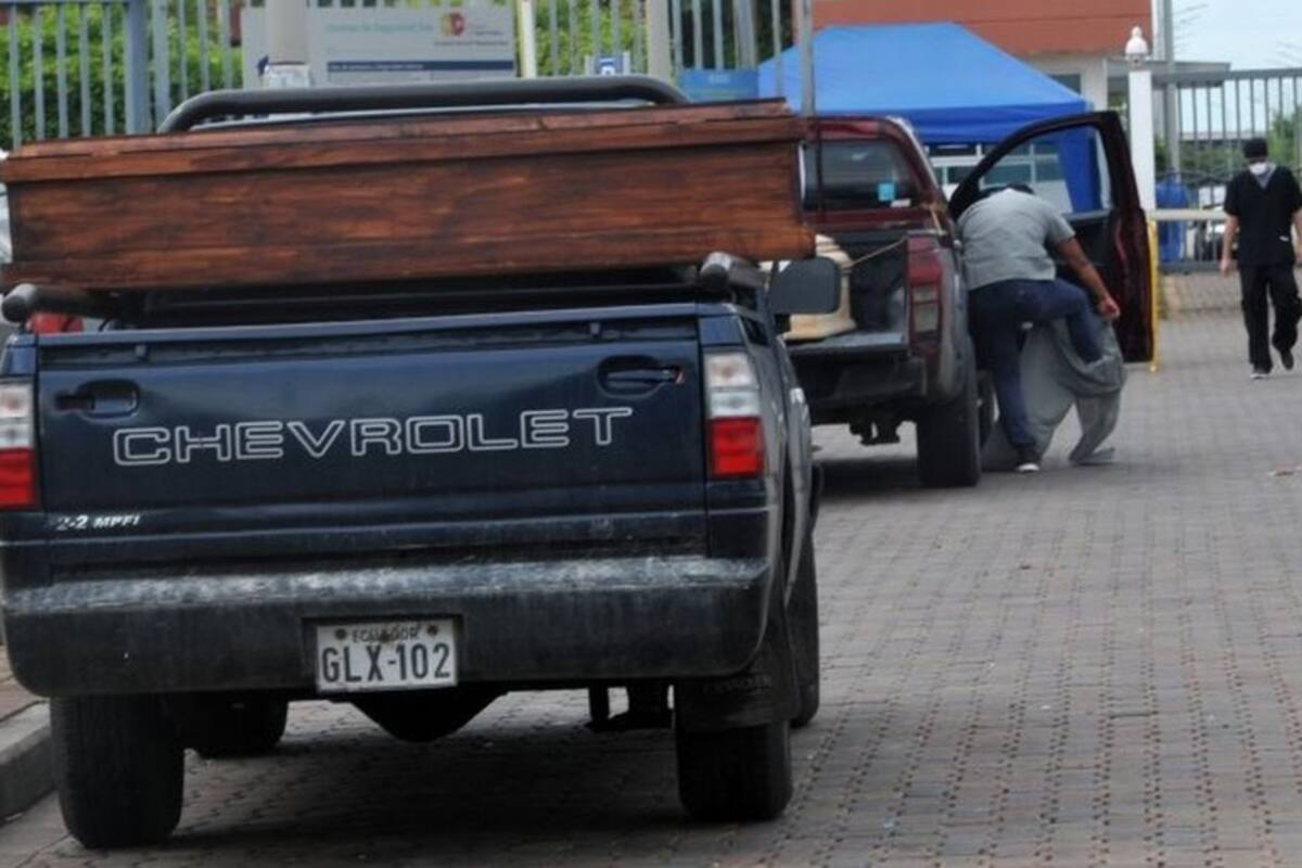Las morgues no tenían capacidad de procesar el alto número de fallecidos en Guayaquil.