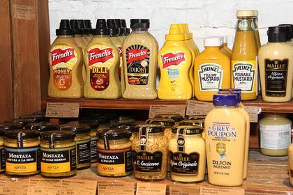 Las mostazas, algunos de los productos que están en la góndola de los condimentos y aderezos