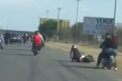 Las motos cayeron al asfalto luego de ser tocadas por los patrulleros
