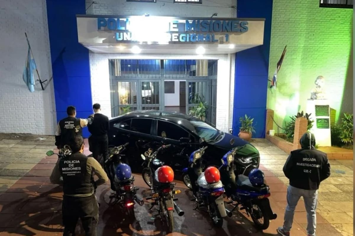 Las motos y el vehículo que el joven compró con el dinero conseguido de forma fraudulenta.