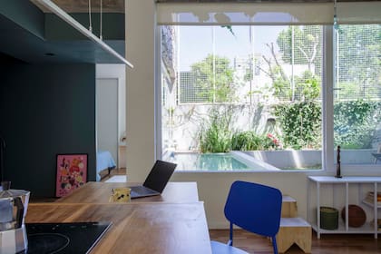 Las muelitas son asiento y, además, escalones para acceder al jardín. A la derecha se vislumbra el paso al dormitorio principal en planta baja