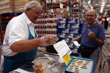 Las muestras gratuitas son una insignia de esta cadena de minoristas; sin embargo, ocultan un secreto que Costco no quiere que sepas