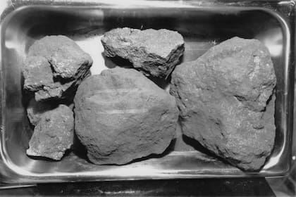 Las muestras lunares traídas a la Tierra por las misiones Apolo siguen siendo objeto de estudio.