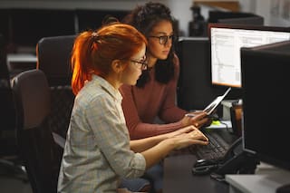 Por qué las mujeres abandonan las carreras y trabajos del sector tecnológico
